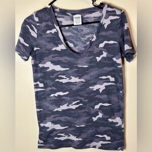 PINK Victoria's Secret XS Gray Camo Classic V-Neck Tee - P2P 19”